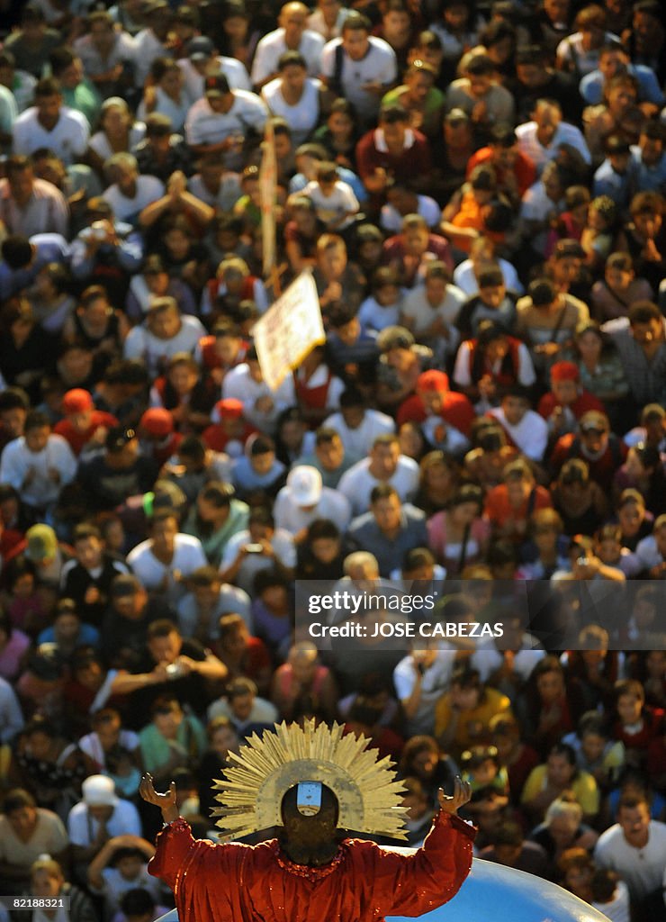 Hundreds of faithfuls gather before San