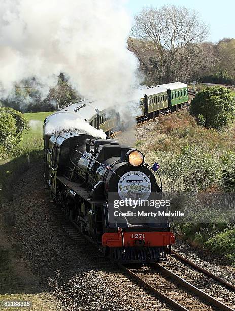 The Express passes through Otaki during the Parliamentary train special from Wellington to Auckland August 6, 2008 in Wellington, New Zealand. The...