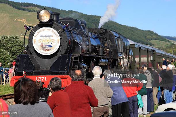 Crowds of onlookers farewell the Express in Waikane during the Parliamentary train special from Wellington to Auckland August 6, 2008 in Wellington,...