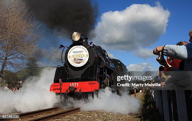 Crowds of onlookers farewell the Express in Waikane during the Parliamentary train special from Wellington to Auckland August 6, 2008 in Wellington,...