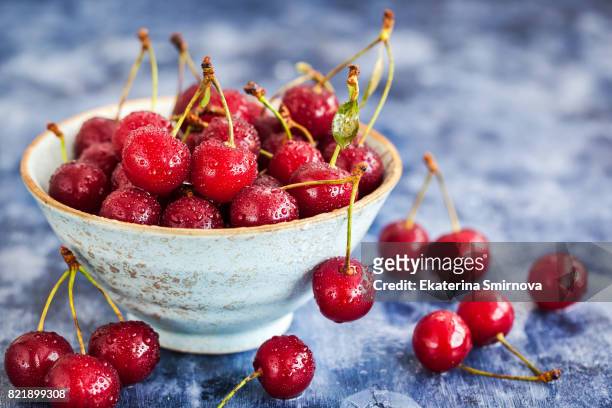 fresh wet ripe  sour cherry in a bowl - 酸っぱい ストックフォトと画像