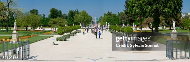 france, paris, people walking in tuileries garden - jardín de las tullerías fotografías e imágenes de stock