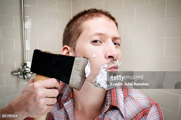 man shaving with axe - ignorance photos et images de collection