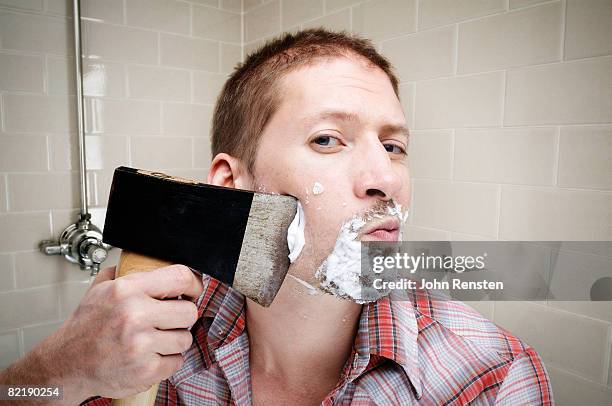 man shaving with axe - scheren stockfoto's en -beelden