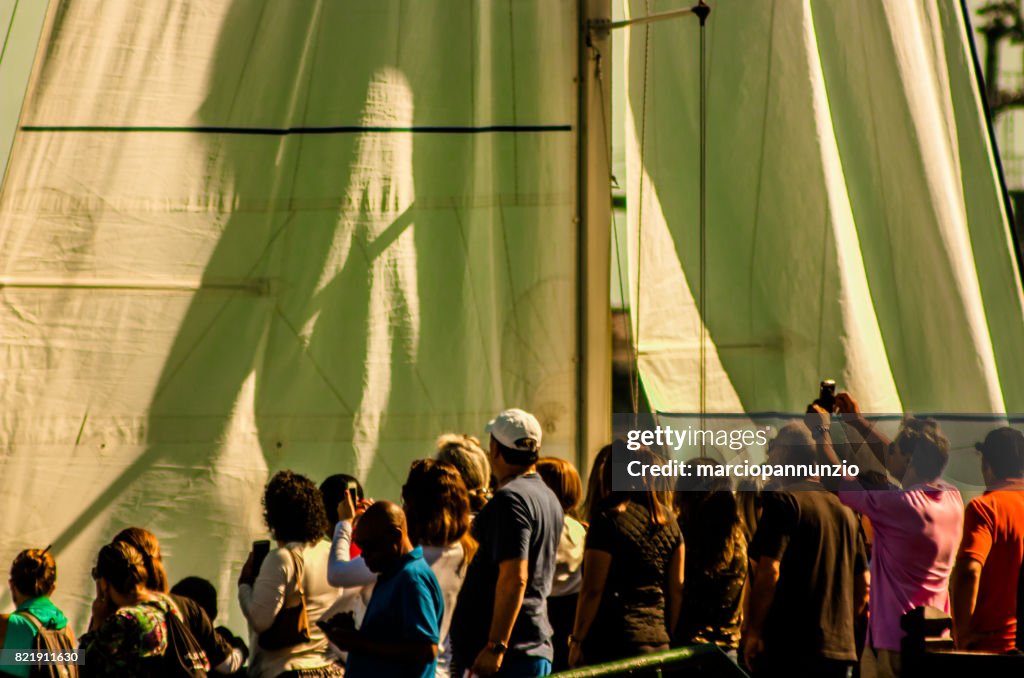 Apertura della settimana della vela ilhabela quando la sfilata di barche a vela avviene di fronte al píer da vila a Ilhabela, in Brasile