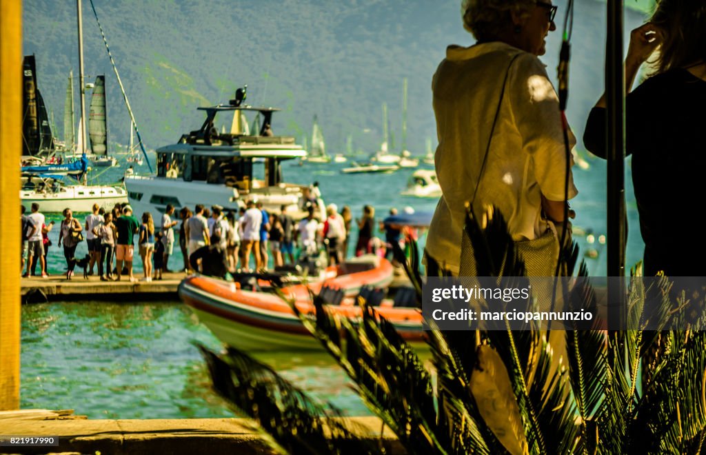 Abertura da semana de vela de Ilhabela, quando acontece o desfile dos veleiros, em frente ao píer da vila em Ilhabela, Brasil