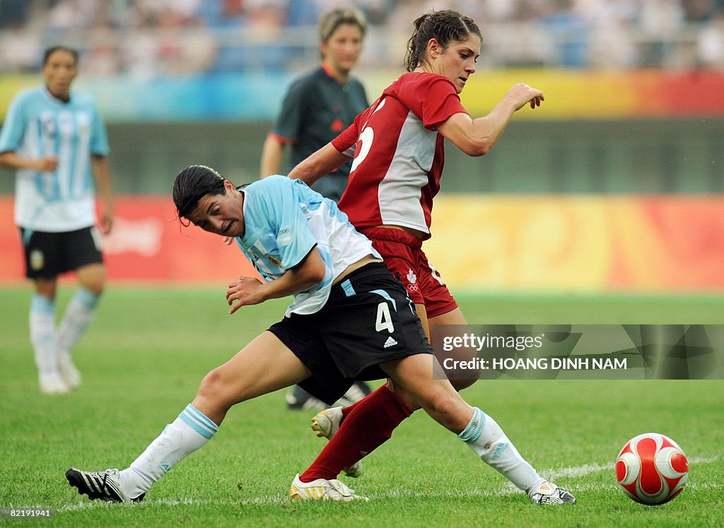 Florencia Mandrile of Argentina (L) vies