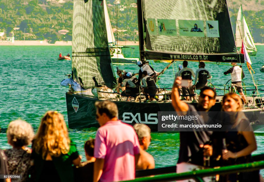 Eröffnung der Ilhabela Sailing Week wann, die Parade der Segelboote vor der Píer da Vila in Ilhabela, Brasilien passiert