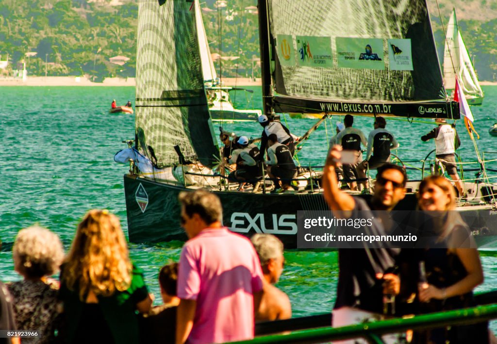當帆船遊行發生在 píer da 維拉在伊利亞貝拉，巴西的伊利亞貝拉帆船的周�開幕