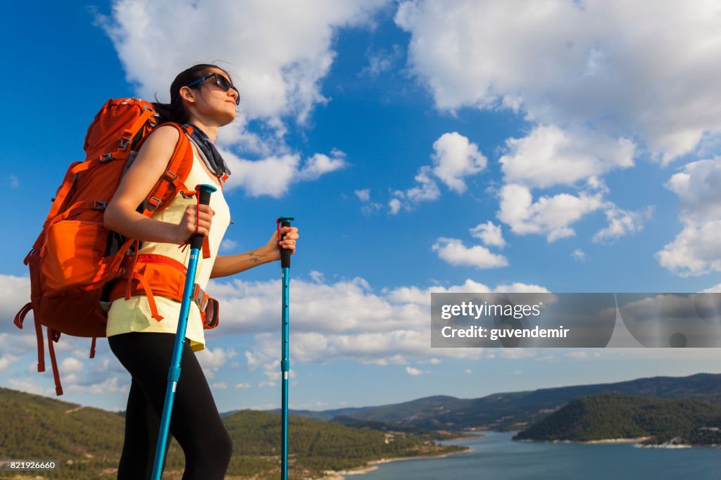 Weibliche Wanderer Aufstieg zum Gipfel