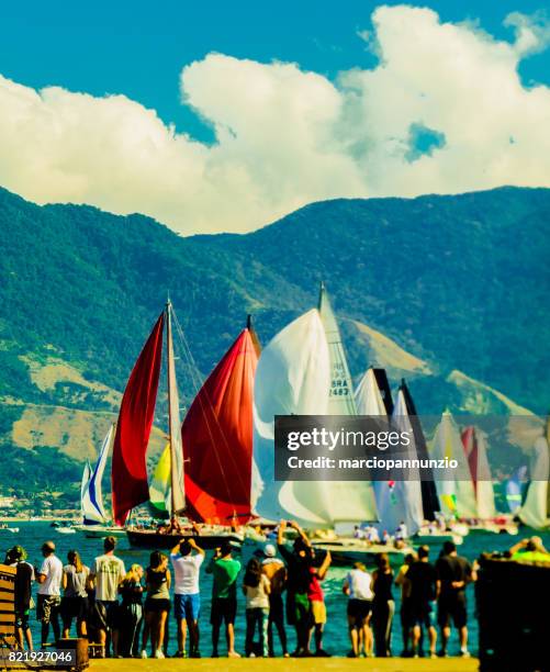 apertura de la semana de vela de ilhabela cuando sucede el desfile de veleros frente el píer da vila en ilhabela, brasil - píer fotografías e imágenes de stock