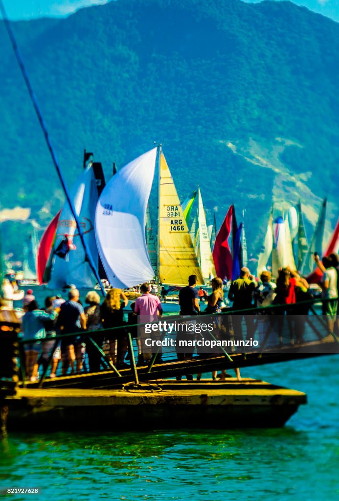 Eröffnung der Ilhabela Sailing Week wann, die Parade der Segelboote vor der Píer da Vila in Ilhabela, Brasilien passiert