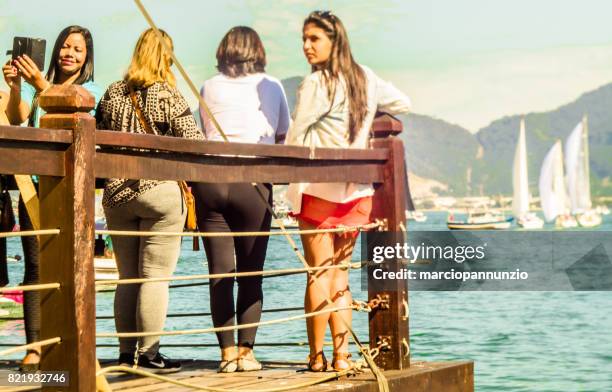 apertura de la semana de vela de ilhabela cuando sucede el desfile de veleros frente el píer da vila en ilhabela, brasil - píer fotografías e imágenes de stock