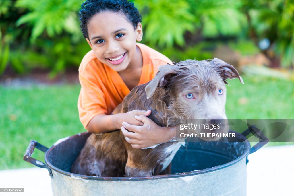 Garçon et son chien de baignade