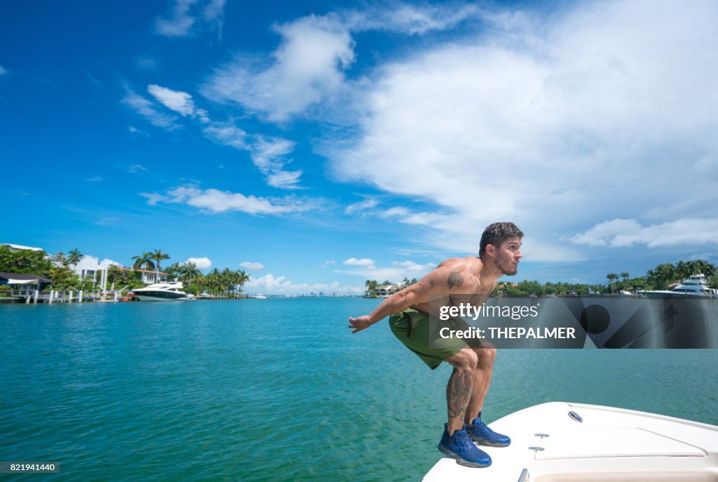 Man springen uit boot