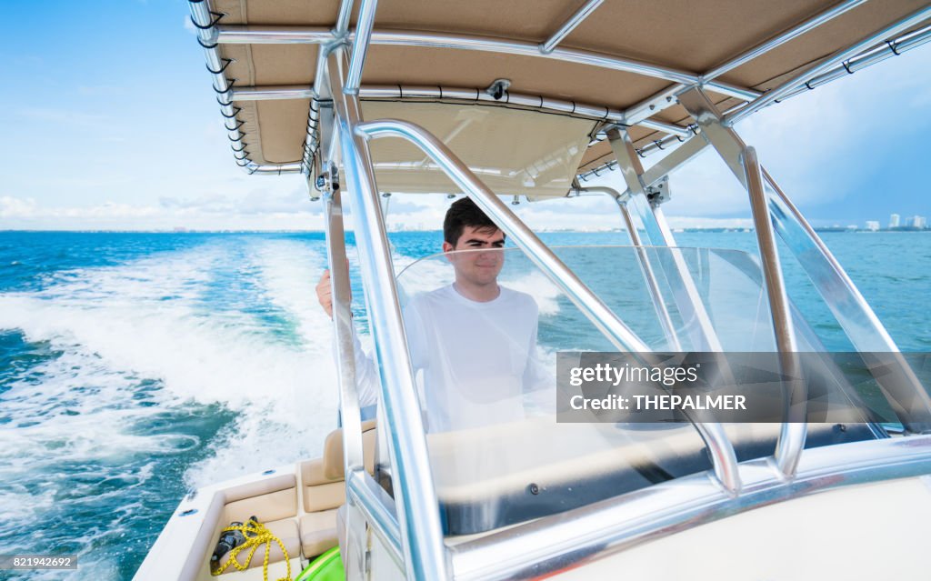 Adolescente dirigindo um barco