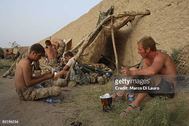 British Army soldiers from the 3rd Battalion The Parachute Regiment cook their 'ready to eat' individual meal rations during operation Southern Beast...