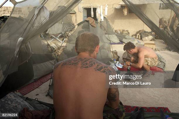 British Army soldiers from the 3rd Battalion The Parachute Regiment cook their 'ready to eat' individual meal rations during operation Southern Beast...