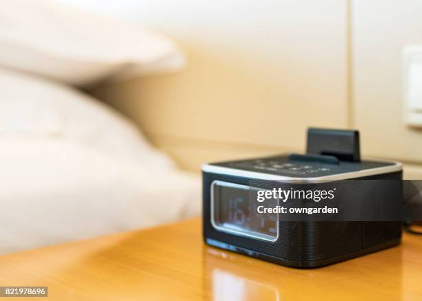 alarm clock - bedroom radio stockfoto's en -beelden