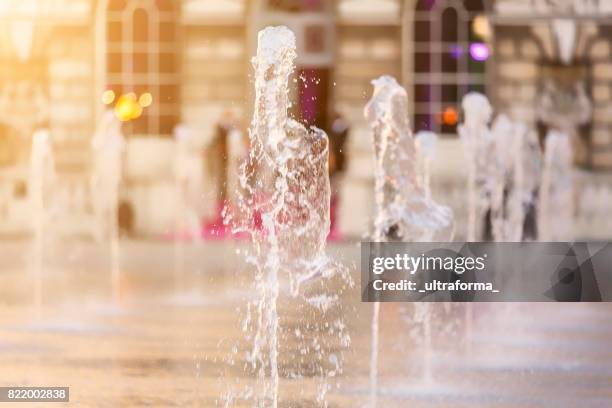 chorros de la fuente de agua dispuestos en una fila en londres - fountain courtyard fotografías e imágenes de stock