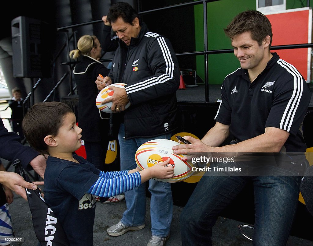 New Zealand All Blacks Roadshow Hits Hamilton