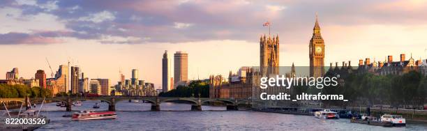 panoramablick über westminster palast mit big ben und westminster bridge bei sonnenuntergang - whitehall london stock-fotos und bilder