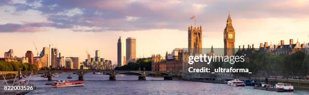 panoramisch uitzicht op westminster bridge en westminster paleis met big ben bij zonsondergang - city of westminster londen stockfoto's en -beelden