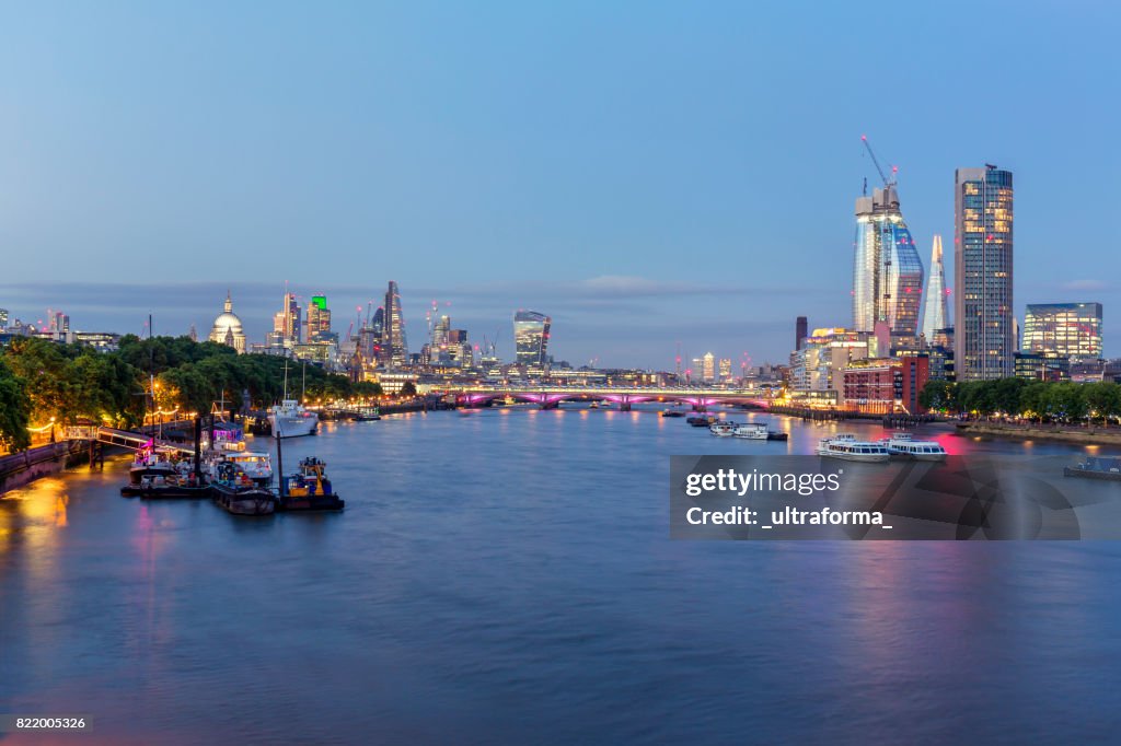 Skyline von London mit bedeutenden Wahrzeichen in der Abenddämmerung