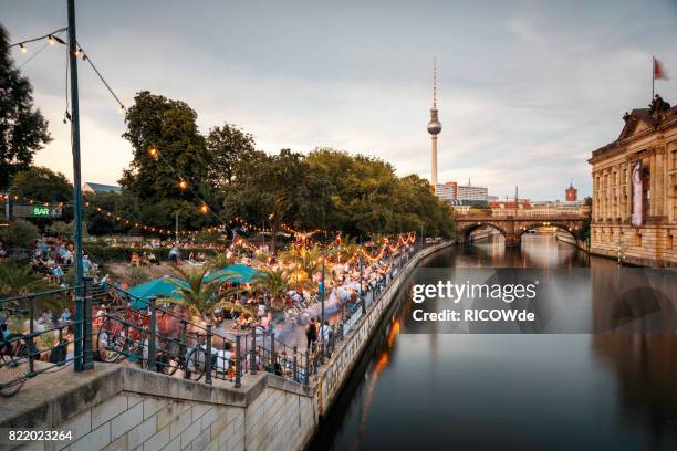spree river waterfront near alexanderplatz, mitte, berlin, germany - rio spree imagens e fotografias de stock
