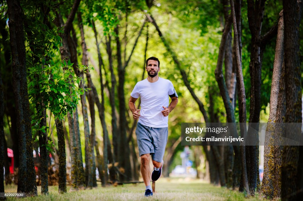 Mann läuft in der Natur in den frühen Morgenstunden