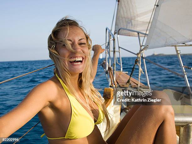 woman in bikini on a sailing boat, laughing - euforie stockfoto's en -beelden