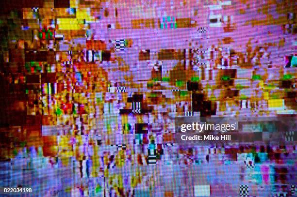 digital television interference pattern - caos fotografías e imágenes de stock