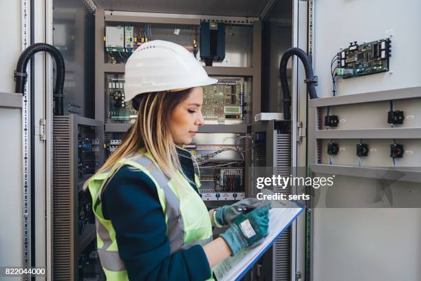 ingegnere elettricista della stazione energetica femminile leggi le note - hydraulics foto e immagini stock