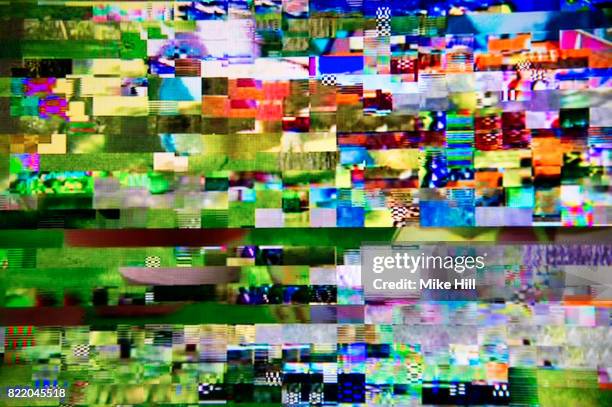 digital television interference pattern - corrupcion fotografías e imágenes de stock
