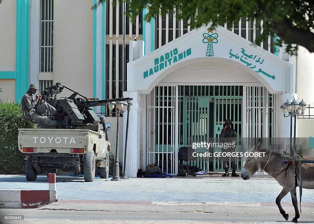 Mauritanian soldiers stand guard in fron