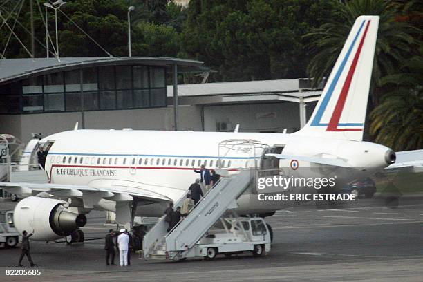 French President Nicolas Sarkozy delegation members board the presidential Airbus A319 to Beijing on August 7, 2008 in Nice airport, southeastern...