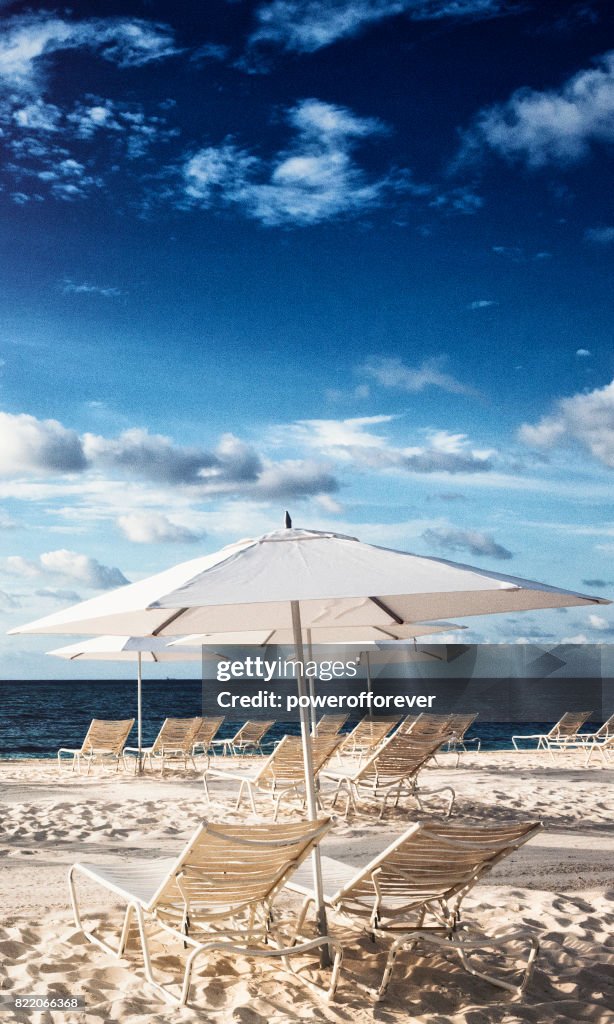 Cadeiras de praia na areia nas Bahamas