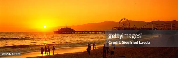 usa, california, santa monica pier and beach at sunset - santa monica pier foto e immagini stock