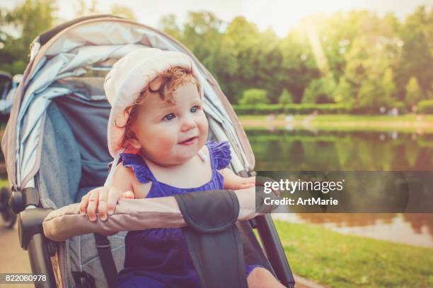 baby in park in de zomer - headwear stockfoto's en -beelden