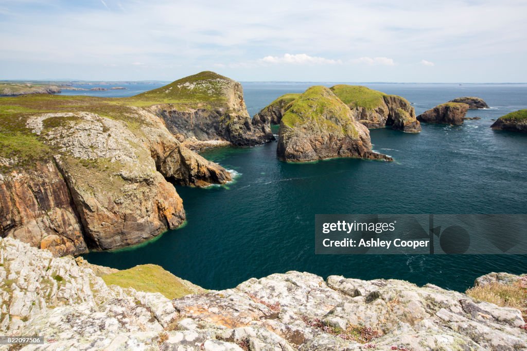 Looking towards Yns Bery off the southern tip of Ramsey Island, Pembrokeshire, Wales, UK.