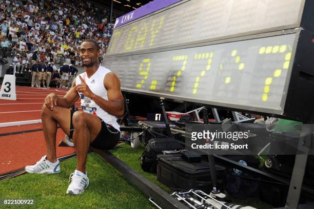 Tyson GAY pose devant le record des Etats Unis 9,77 - - 100m - Selection Americaine pour le Jeux Olympiques de Pekin 2008 - Oregon,