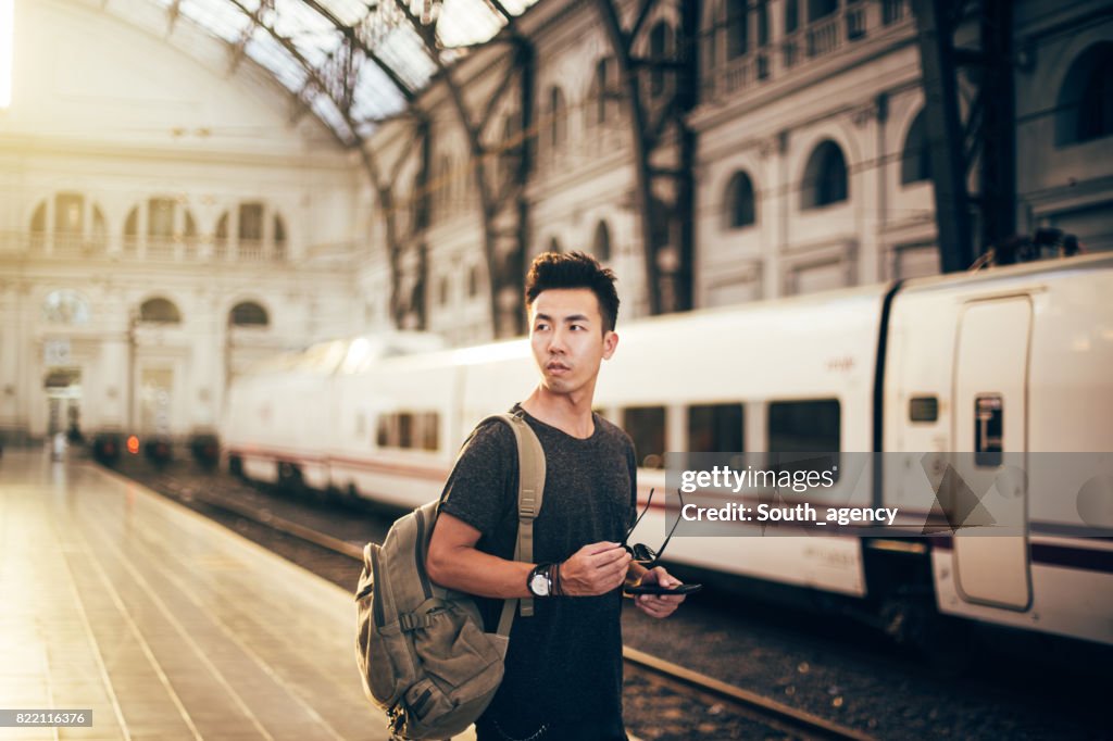 Chinese hipster man die op station