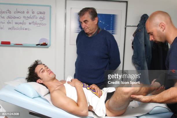 Le Docteur Claudio Costa aux cotes d un de ses assistants soignant Andrea Dovizioso - - Grand Prix de Barcelone ,