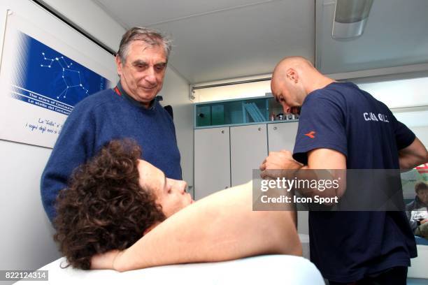 Le Docteur Claudio Costa aux cotes d un de ses assistants soignant Andrea Dovizioso - - Grand Prix de Barcelone ,