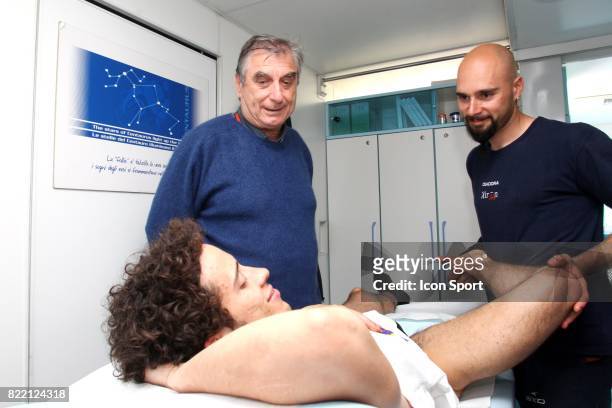 Le Docteur Claudio Costa aux cotes d un de ses assistants soignant Andrea Dovizioso - - Grand Prix de Barcelone ,