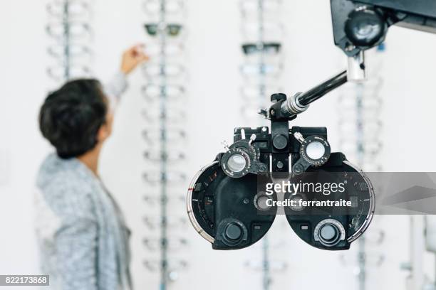 eye check up - phoroptor stock pictures, royalty-free photos & images
