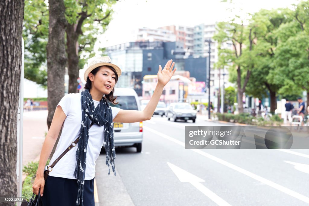 日本女人想叫一輛計程車