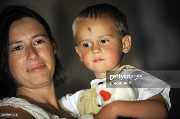 Louis, un enfant de 2 ans qui avait disparu depuis 30 heures, est port? par sa m?re apr?s avoir ?t? retrouv? sain et sauf, le 8 ao?t 2008 ?...