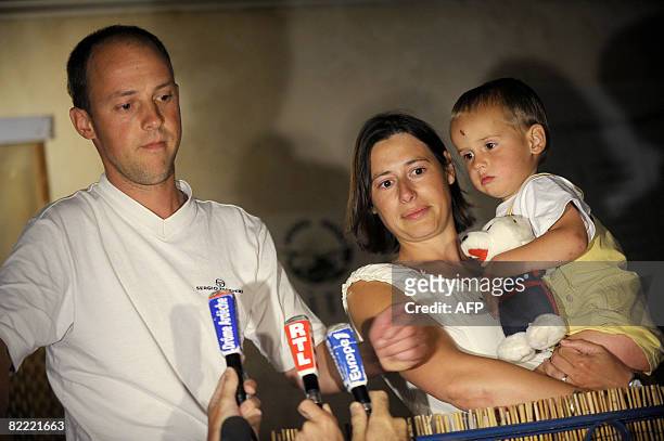 Les parents de Louis, un enfant de 2 ans qui avait disparu depuis 30 heures, r?pondent aux questions des journalistes apr?s que leur fils a ?t?...