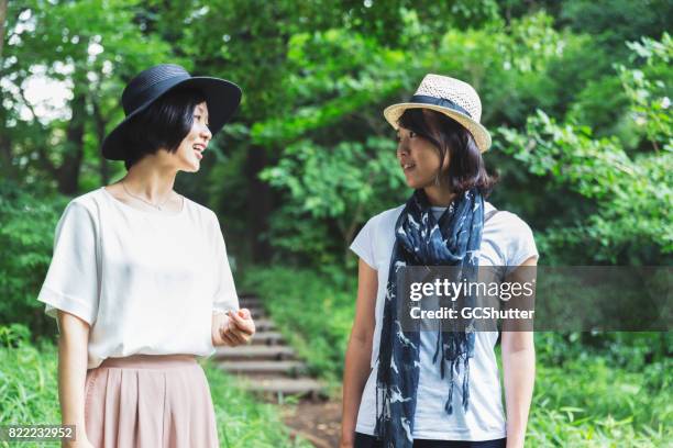 donne dell'asia orientale che decidono quale direzione andare - cultura dellasia orientale foto e immagini stock